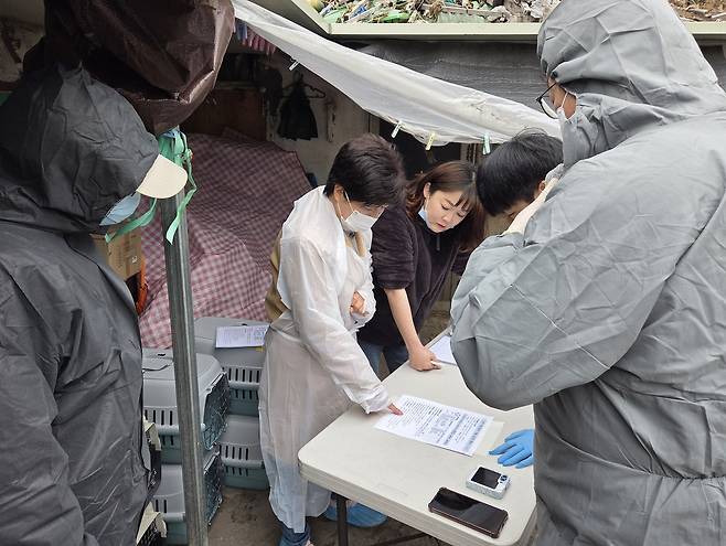 배진선 서울시 동물복지시설팀장(왼쪽에서 두 번째)과 노원구청 공무원들이 애니멀 호딩 구조 현장에서 구조 작업을 준비하고 있다. ⓒ 뉴스1 한송아 기자