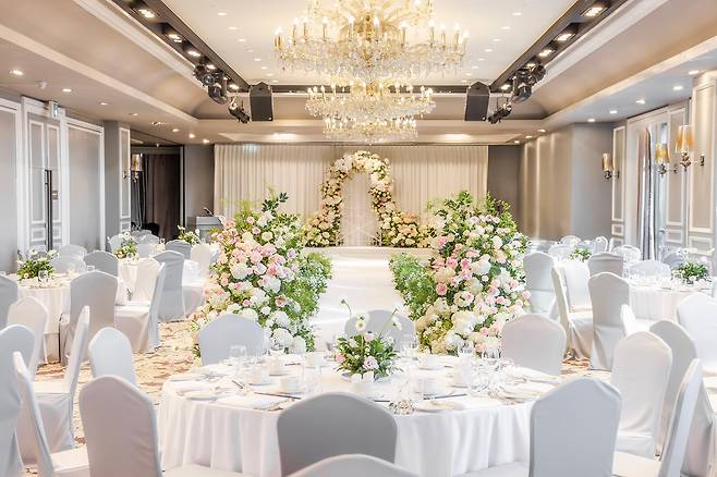 이랜드파크 켄싱턴호텔 여의도가 웨딩홀을 새롭게 단장해 오픈했다.(켄싱턴호텔제공)