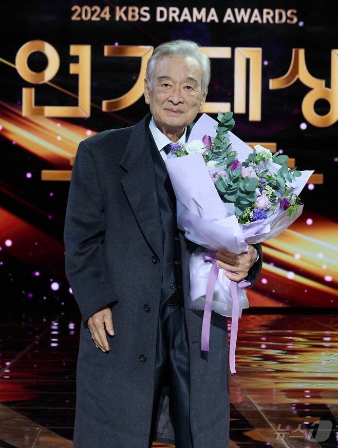 지난 1월 열린 '2024 KBS 연기대상'에서 대상을 수상한 배우 故 이순재. (KBS 제공, 재판매 및 DB 금지) 2025.11.25/뉴스1 ⓒ News1 김진환 기자