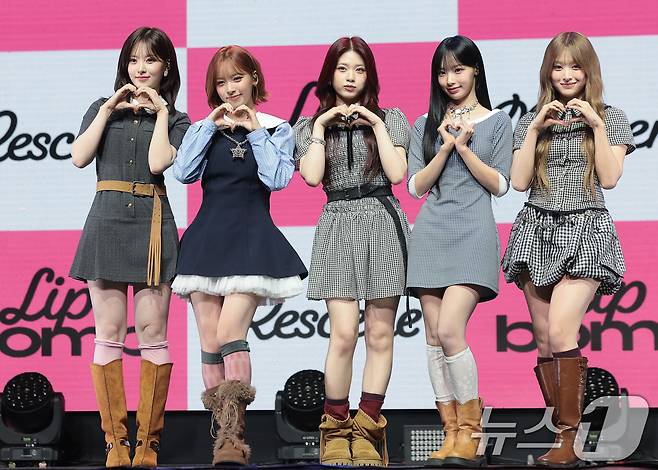 그룹 리센느(RESCENE)의 리브(왼쪽부터)와 메이, 제나, 원이, 미나미가 25일 서울 영등포구 명화라이브홀에서 가진 미니 3집 '립밤(lip bomb)' 발매 쇼케이스에서 포즈를 취하고 있다. 2025.11.25/뉴스1 ⓒ News1 권현진 기자