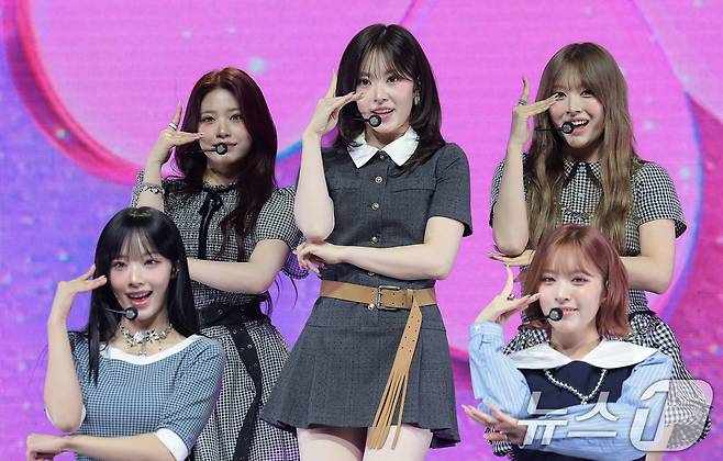 그룹 리센느(RESCENE)가 25일 서울 영등포구 명화라이브홀에서 가진 미니 3집 '립밤(lip bomb)' 발매 쇼케이스에서 타이틀 곡 ‘블룸(Bloom)’을 선보이고 있다. 2025.11.25/뉴스1 ⓒ News1 권현진 기자