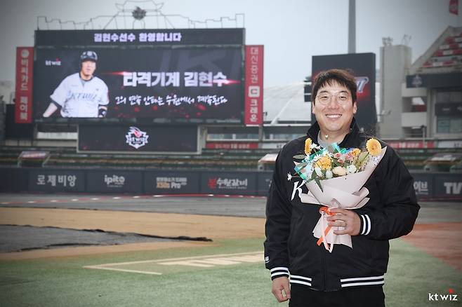 김현수가 KT 위즈와 3년 총액 50억 원에 서명했다. (KT 위즈 제공)