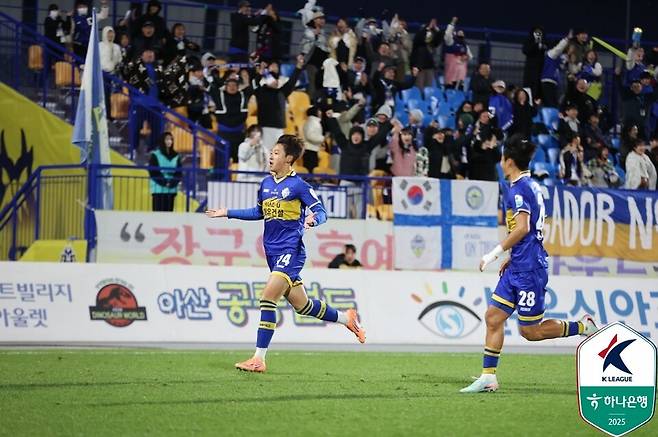 박시후가 지난 2일 충남 아산에 위치한 이순신종합운동장에서 치러진 하나은행 K리그2 2025 리그 37라운드 천안시티FC전에서 득점한 이후 환호하고 있다. /사진=한국프로축구연맹
