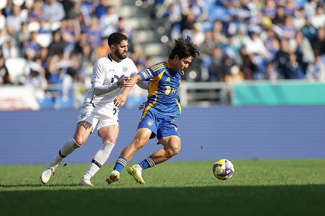 울산문수축구경기장/ K리그1/ 울산HDFC vs 대구FC/ 대구 카를로스, 울산 백인우/ 경합/ 사진 김정수
