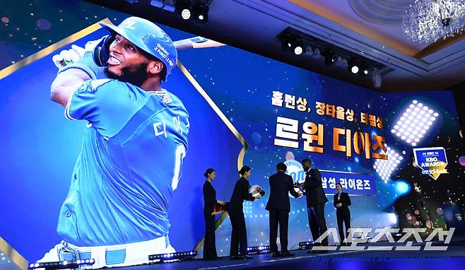 2025 KBO 시상식이 24일 서울 송파구 롯데호텔월드에서 열렸다. 타자 부문 홈런상, 장태율상, 타점상을 수상한 삼성 디아즈가 포즈를 취하고 있다. 박재만 기자 pjm@sportschosun.com/2025.11.24/