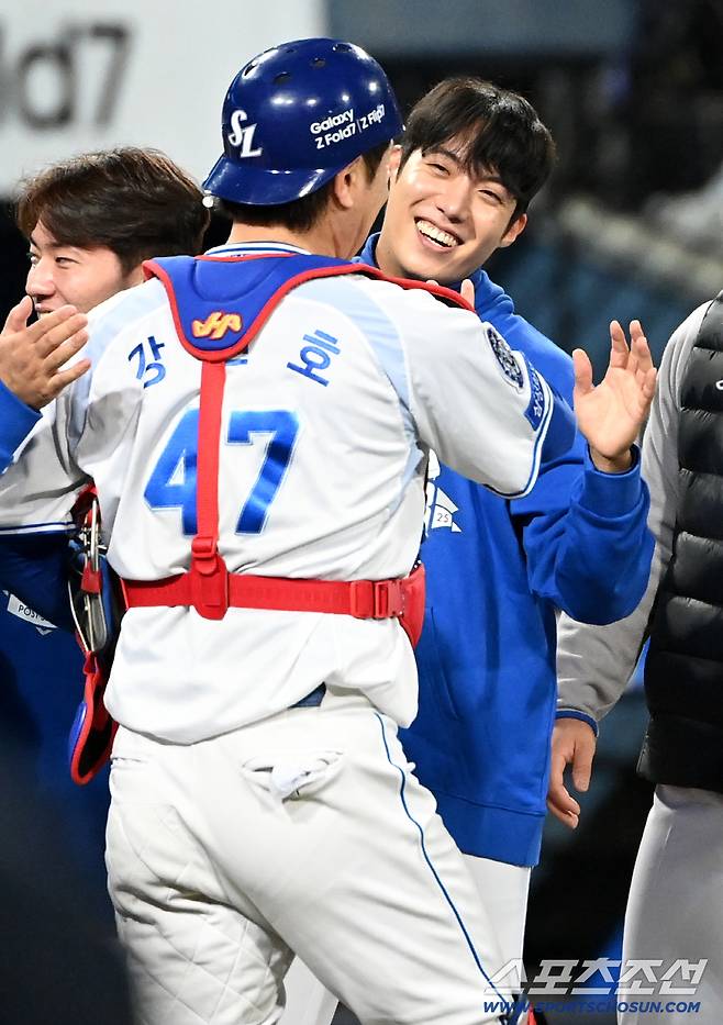 22일 대구 삼성라이온즈파크에서 열린 한화와 삼성의 플레이오프 4차전, 삼성이 7대4로 승리했다. 승리의 기쁨을 나누는 원태인과 강민호의 모습. 대구=허상욱 기자wook@sportschosun.com/2025.10.22/