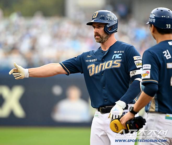 6일 대구 삼성라이온즈파크에서 열린 NC와 삼성의 와일드카드 1차전, 1회초 1사 1,2루 NC 데이비슨이 1타점 적시타를 치고 기뻐하고 있다. 대구=허상욱 기자wook@sportschosun.com/2025.10.06/
