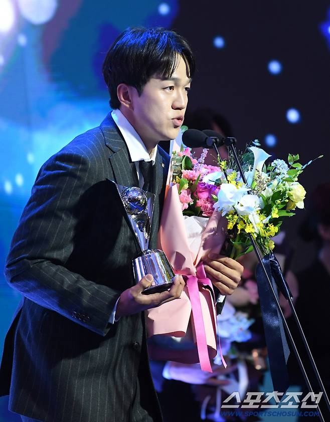 2025 KBO 시상식이 24일 서울 송파구 롯데호텔월드에서 열렸다. 퓨처스리그 투수부문 평균자책점상을 수상한 LG 김주온이 수상 소감을 말하고 있다. 박재만 기자 pjm@sportschosun.com/2025.11.24/