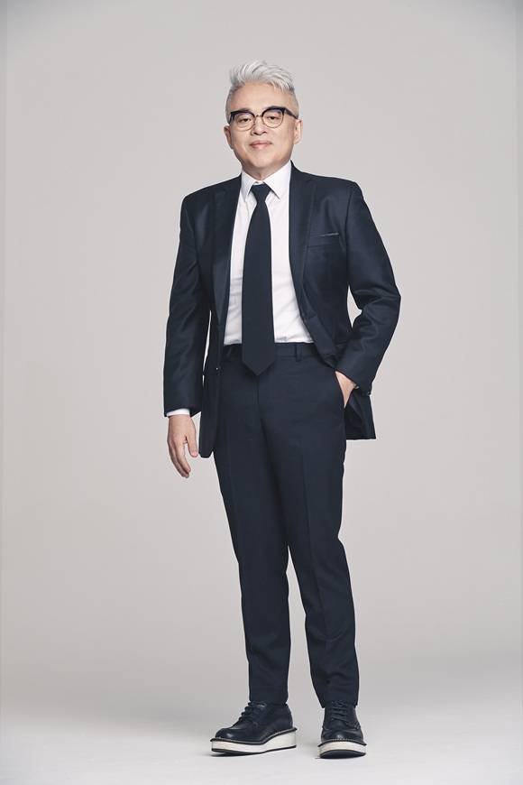 작곡가 김형석이 제25대 한국음악저작권협회 회장에 출마했다. 김형석은 낙후된 운영 및 징수 시스템 개선, 정부와 협력 강화, AI 콘텐츠에 대한 명확한 가이드라인 확립, 회원을 위한 복지재단 설립 등을 주요 공약으로 내걸었다./본인제공