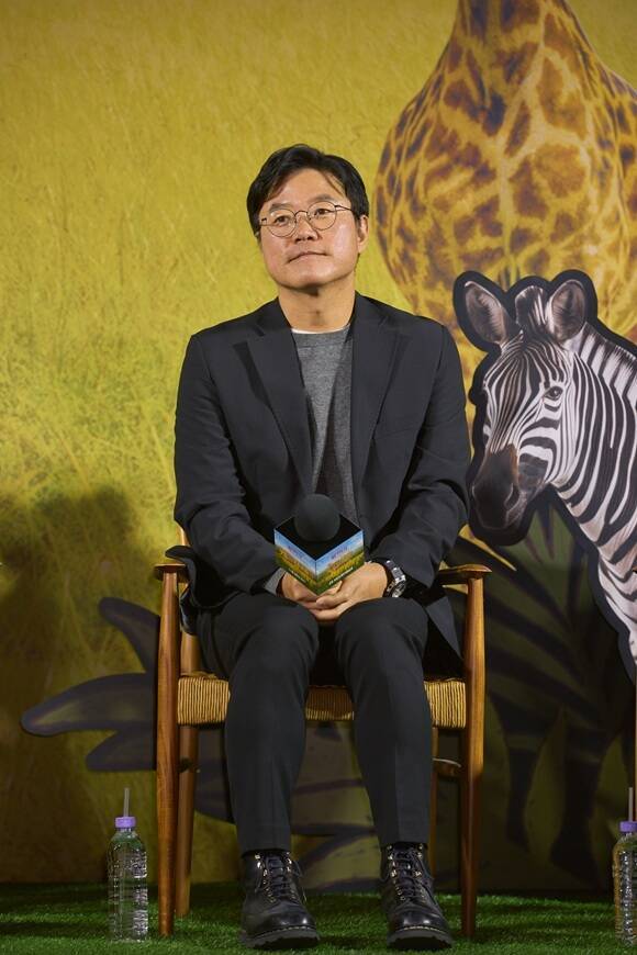 나영석 PD가 25일 오전 11시 서울 용산구 CGV 용산아이파크몰 11관에서 열린 넷플릭스 새 예능 프로그램 '케냐 간 세끼' 제작발표회에서 "넷플릭스랑 콘텐츠를 기획할 때 시청자분들이 익숙하게 즐길 수 있는 콘텐츠를 만들기로 했다"고 밝혔다. /넷플릭스