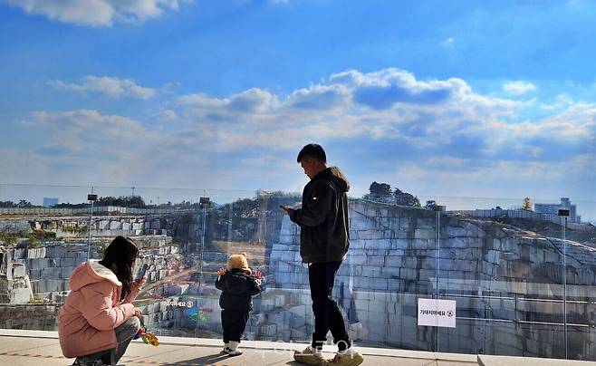 황등석산 제1전망대에서 적벽뷰를 즐기고 있는 가족여행객