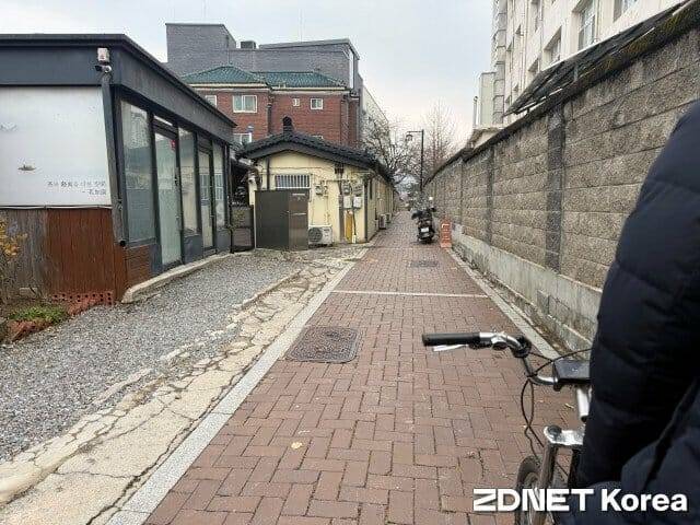 우버 인력거가 북촌의 좁은 골목을 지나가고 있다