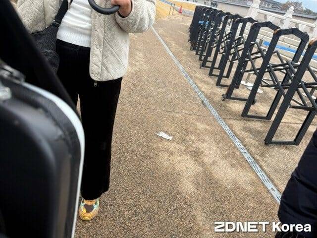 투어 도중 한 관광객이 인력거 탑승 방법에 대해 묻고 있다