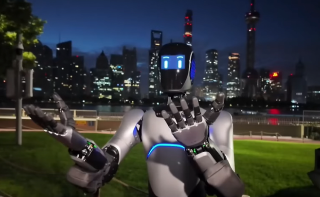 로봇기업 아지봇의 휴머노이드 로봇 A2가 106㎞를 걸어서 완주하는 세계 신기록을 세웠다. 중국 테크 프레스 콘퍼런스 유튜브 채널