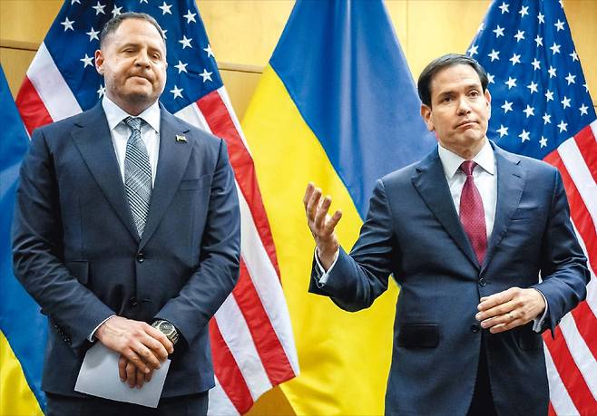 美·우크라 “평화 구상안 마련”  23일 스위스 제네바에서 마코 루비오(오른쪽) 미국 국무 장관과 안드리 예르마크 우크라이나 대통령 비서실장이 종전안에 대한 회담을 마친 뒤 기자회견을 하고 있다./AFP 연합뉴스