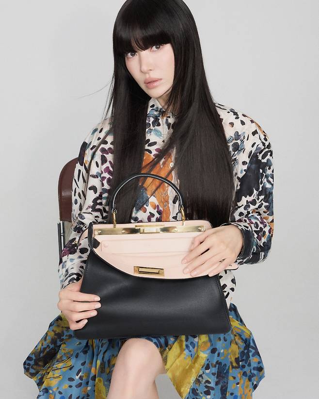 이탈리아 럭셔리 하우스 펜디(FENDI)가 브랜드 앰버서더인 배우 송혜교와 함께 한 새로운 피카부(Peekaboo) 디지털 캠페인을 공개했다. 펜디.