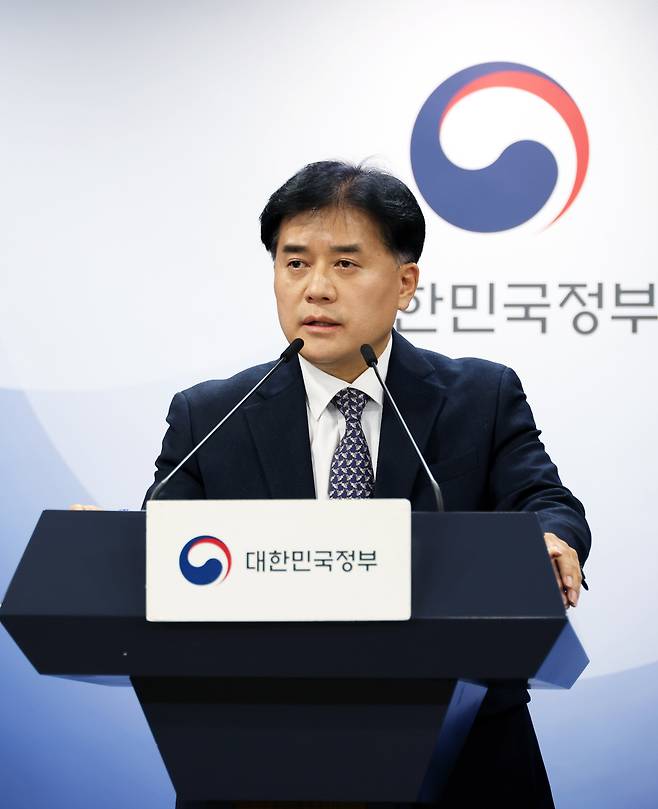 박용수 인사혁신처 차장이 25일 오전 서울 종로구 정부서울청사에서 공무원 ‘복종의 의무’ 폐지 등을 담은 국가공무원법 개정안 입법 예고에 관해 브리핑하고 있다. /인사혁신처