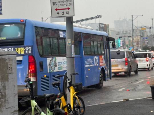 25일 대전 대덕구 오정동의 한 버스전용차로에 대중교통버스가 지나가고 있다. 최다인 기자