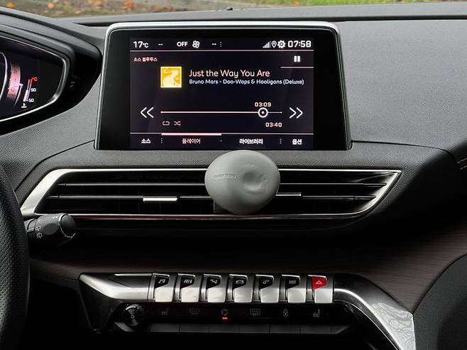 푸조 5008 GT 중앙 디스플레이와 토글 스위치. ⓒ데일리안 편은지 기자