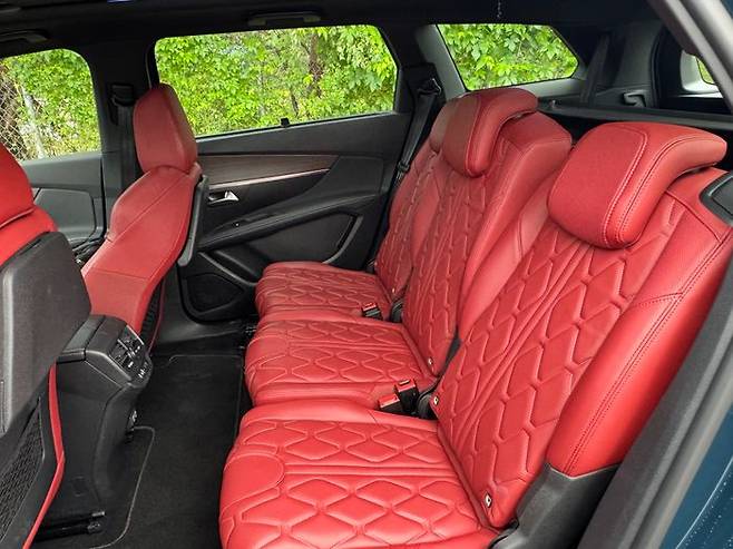 푸조 5008 GT 2열 ⓒ데일리안 편은지 기자