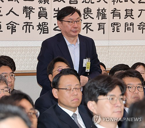 이화영 전 경기도 평화부지사가 10월 23일 국회 법제사법위원회에서 열린 2025년 국정감사에 출석해 인사를 하고 있다.   [연합뉴스]