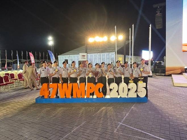 지난 22일(현지시간), 특전사 대표팀이 시상식에서 수상 후 기념사진을 촬영하고 있다. 특전사 제공