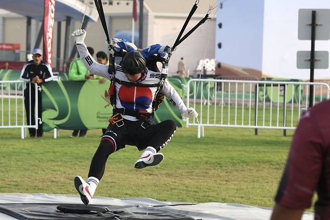 지난 14일(현지시간), 정밀강하 종목에서 특전사 소속 여군 대표팀 선수가 카타르 도하 쇼크핫 기지 내 정밀패드에 착지하고 있다. 특전사 제공
