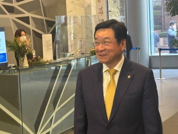 이찬희 삼성 준법감시위원장이 25일 서울 서초구 삼성생명 사옥에서 기자들과 이야기를 하고 있다. 권효중 기자