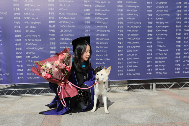 쭈니와 저는 어디든 함께해요. 졸업식도 함께 가고요! 보호자 제공