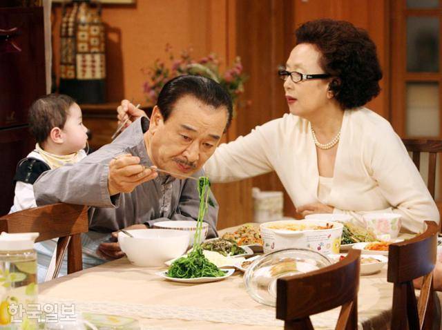 2007년 MBC 일일시트콤 '거침없이 하이킥' 녹화 현장에서 이순재(왼쪽 두 번째)가 아기를 업고 밥 먹는 장면을 촬영하고 있다. 류효진 기자