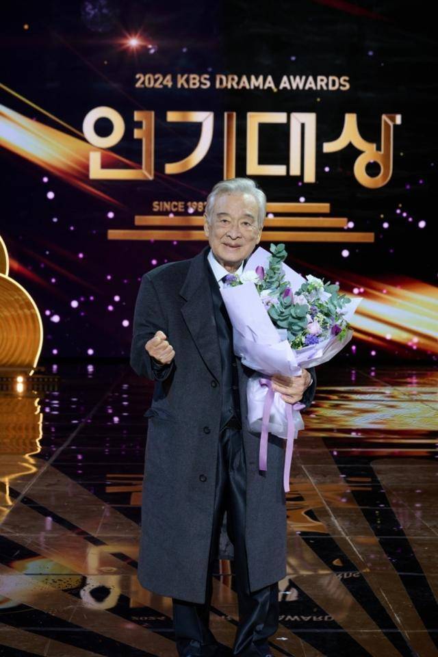 2024 KBS 연기대상에서 생애 첫 연기대상을 수상한 배우 이순재. KBS 제공