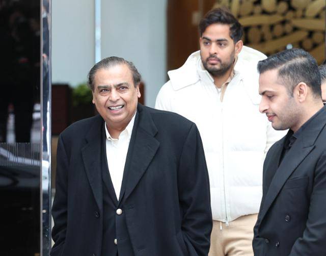 무케시 암바니 인도 릴라이언스 그룹 회장과 장남인 아카시 암바니 릴라이언스 지오 인포컴 이사회 의장이 25일 서울 강서구 김포공항 비즈니스항공센터를 통해 입국하고 있다. 이날 암바니 회장은 이재용 삼성전자 회장과 만나 협력 방안을 논의한 것으로 전해졌다. 뉴시스