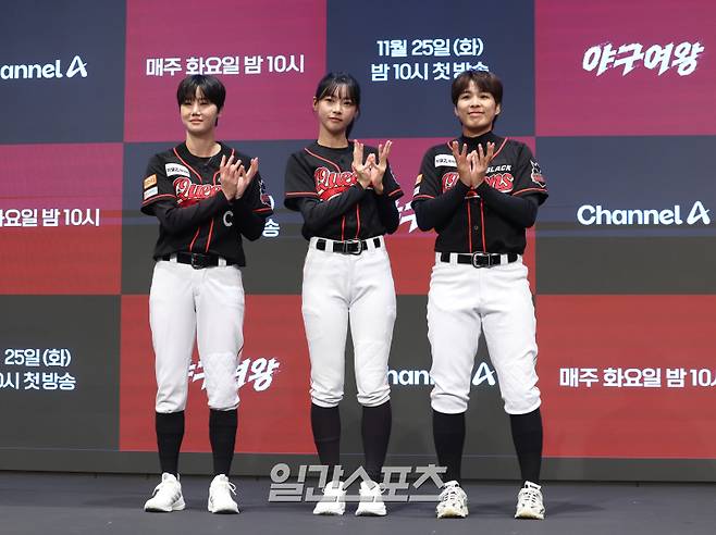 김온아, 김민지, 김성연이 25일 오후 서울 구로구 더세인트에서 열린 채널A 예능 '야구여왕' 제작발표회에 참석해 포토타임을 갖고 있다. '야구여왕'은 각기 다른 스포츠 종목의 '레전드 여성 선출'(선수 출신)들이 '야구'라는 낯선 무대에 도전장을 내미는 스포츠 버라이어티 프로그램. 오늘 밤 10시 첫 방송. 서병수 기자 qudtn@edaily.co.kr /2025.11.25/