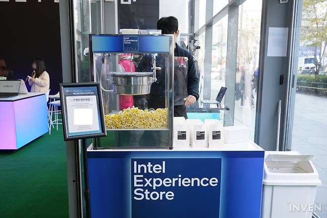 ▲ 아닛! 그냥 지나칠 수 없습니다. 입구에서부터 먹을 것이 반겨줍니다