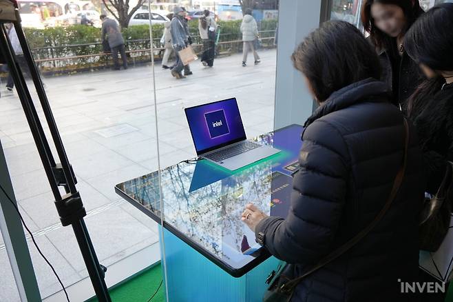 ▲ 한 쪽에서는 대형 스크린을 활용한 미니 게임을 즐길 수 있는 공간도 마련되어 있었습니다
