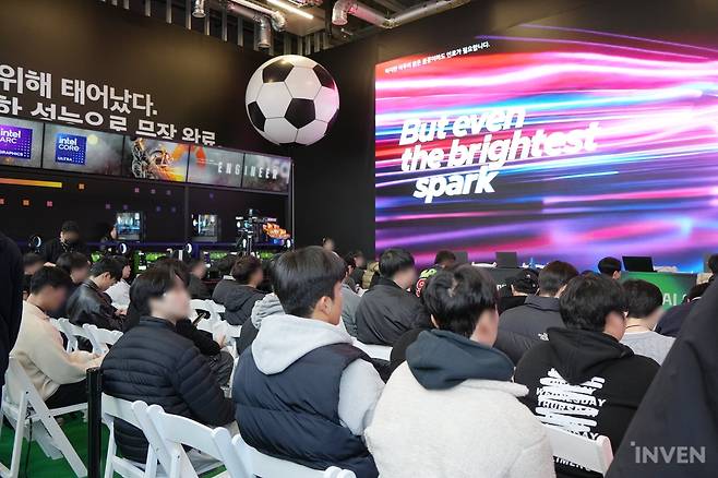 ▲ 그나저나, 관람객들은 뭘 기다리는 걸까요?