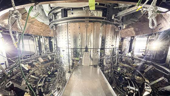 대전 한국핵융합에너지연구원에 위치한 초전도 핵융합연구장치인 인공태양(KSTAR) 진공 용기의 모습. 연합뉴스