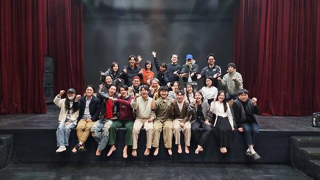 ▲ 정화예대 연기전공 학생들이 졸업공연 ‘이카이노바이크’ 상연 후 2025 MIXJAM-0 한일연극제 요시미츠 후루가와 PD, 김철의 작가, 극단 불의전차 변영진 연출, 정명군 배우와 기념촬영을 하고 있다.