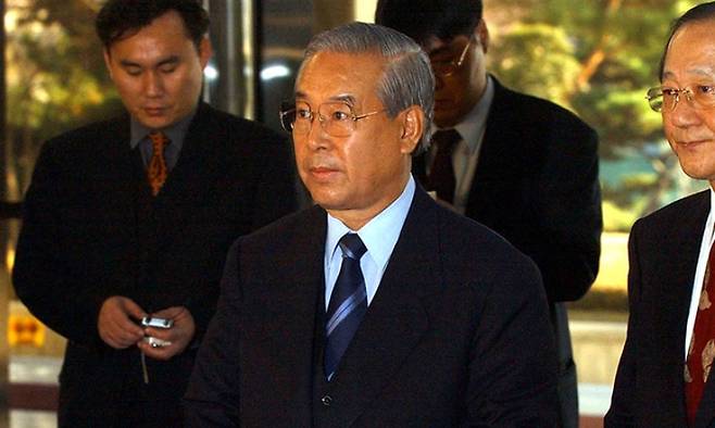 ▲ 지난 2001년 12월 11일 장세동 전 안기부장이 조사를 받기위해 서울지검에 출두하고 있다. [연합뉴스]