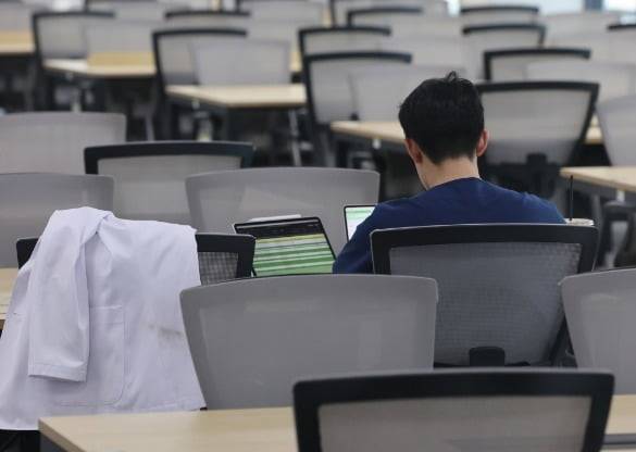 지난해 5월 서울 시내 한 의과대학 도서관에서 의대생이 공부하고 있다. /사진=연합뉴스