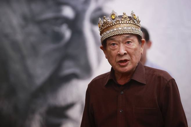 이순재는 최근까지 연극 '고도를 기다리며를 기다리며'와 KBS 2TV 드라마 '개소리' 등에 출연하며 왕성하게 활동했다. 사진은 2003년 연극 '리어왕: KING LEAR' 연습실 공개 및 간담회에서 주요 장면 시연하는 배우 이순재./사진=연합뉴스