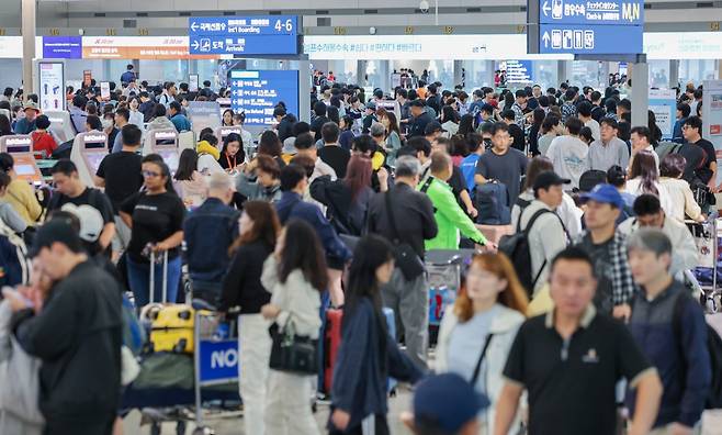 지난달 3일 오전 인천국제공항 제1여객터미널 출국장이 여행객들로 북적이고 있다.  /사진=뉴스1