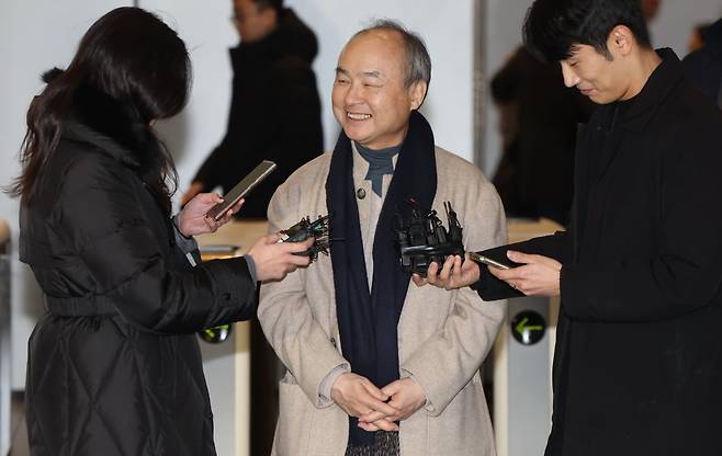 손정의(孫正義·일본명 손 마사요시) 소프트뱅크그룹 회장이 4일 오후 서울 서초구 삼성 서초사옥을 나서고 있다. 이날 이재용 삼성전자 회장은 샘 올트먼 오픈AI 최고경영자(CEO), 손 회장과 함께 만나 AI 관련 3자 회동을 했다./2025.2.4. 김범준 기자