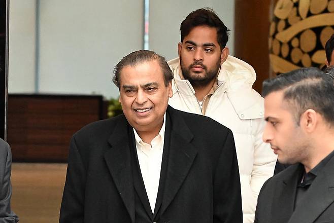 ‘아시아 최대 부호’ 무케시 암바니 인도 릴라이언스 그룹 회장이 25일 오전 서울 방화동 서울김포비즈니스항공센터를 통해 방한하고 있다. 한국경제 최혁 기자