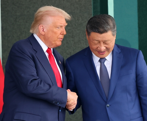 도널드 트럼프 미국 대통령과 시진핑 중국 국가주석이 10월 30일 부산 김해공군기지 의전실 나래마루에서 미·중 정상회담을 마친 뒤 회담장을 나서며 악수하고 있다.  연합뉴스