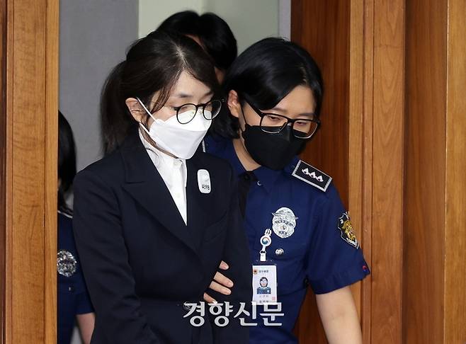 김건희 여사가 지난 9월24일 오후 서울 서초구 서울중앙지법에서 열린 첫 재판에 출석하고 있다. 사진공동취재단