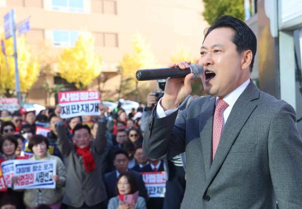 국민의힘 장동혁 대표가 지난 23일 경남 창원시 성산구 중앙동에서 열린 ‘민생회복 법치수호 국민대회’에서 발언하고 있다. 연합뉴스