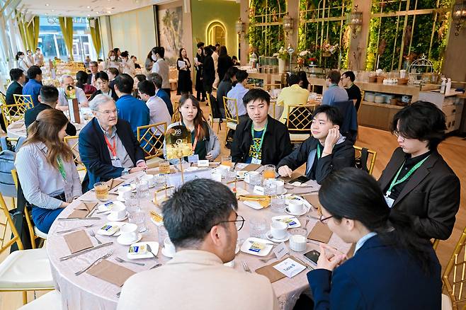 Wolfgang Baumeister talk to young scientists at the Hong Kong Laureate Forum 2025 in Hong Kong. (Hong Kong Laureate Forum)