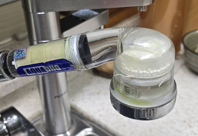 양산시 동면 석산 한 아파트 싱크대 수도꼭지 헤드에서 녹색 물질이 발견되고 있다./양산환경운동연합