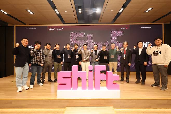 홍범식 대표(맨 왼쪽)가 쉬프트 2기에 선발된 스타트업 대표와 기념사진을 찍고 있다. LG유플러스 제공